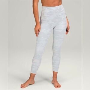 Lululemon Wunder Under Tight 25" Size 00
Camo Jacquard Alpine White
Camo